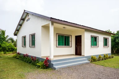 Modern 3 Bedroom Apartment - Image 2